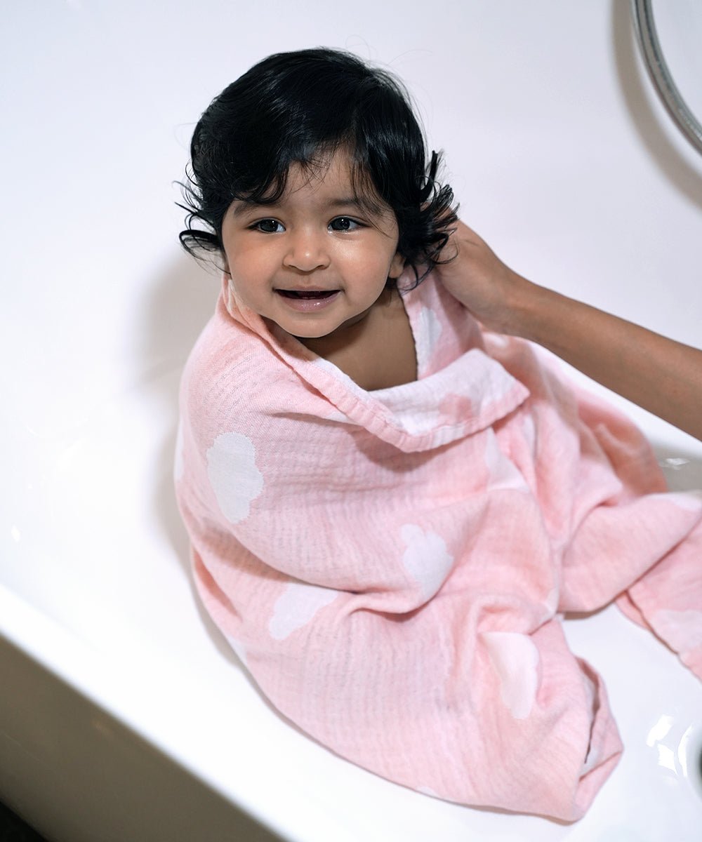 Dreamy clouds Aloe Vera baby bath towel - Pink Skies